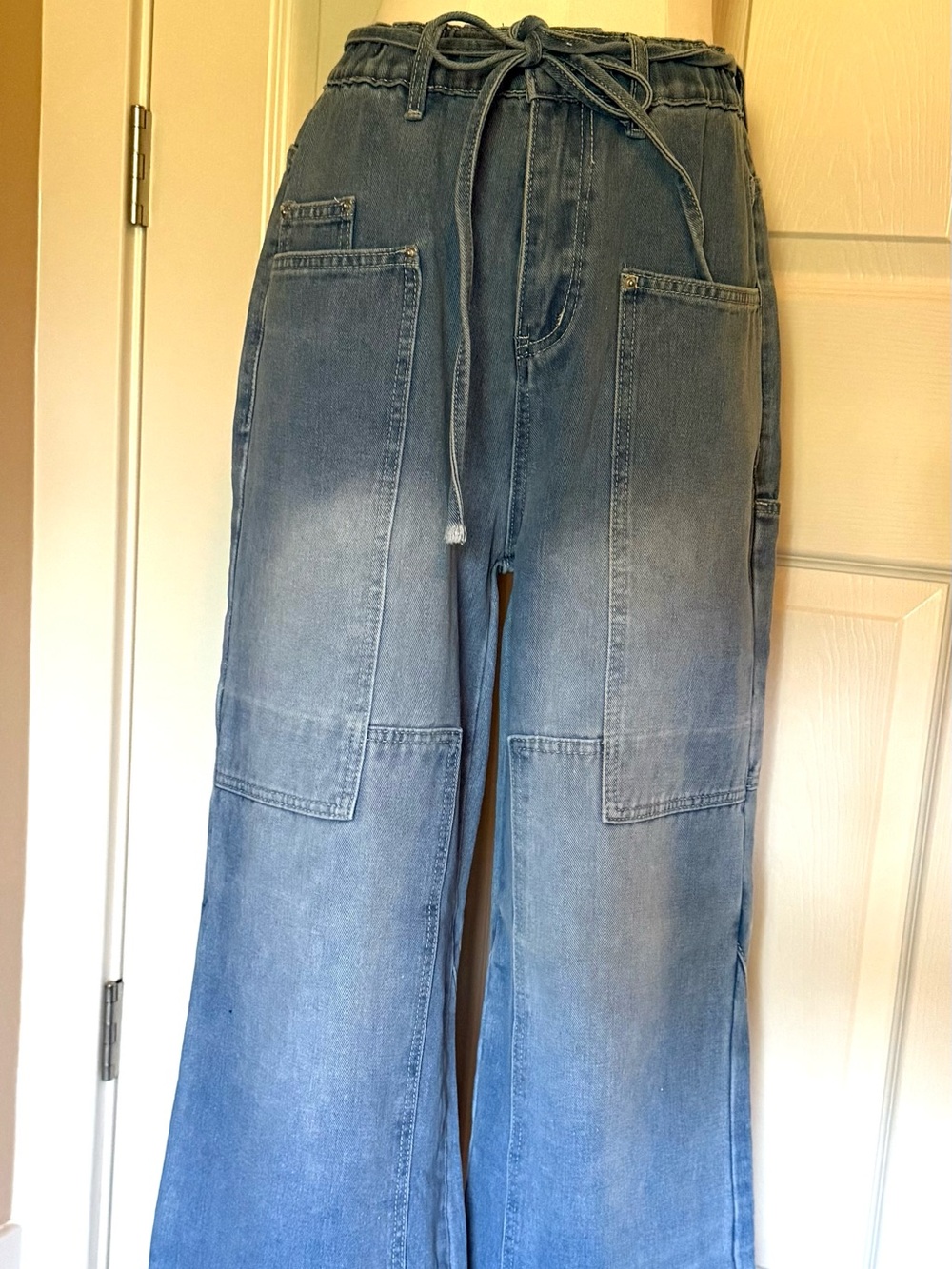 Wide-Leg Light Blue Women's Jeans with Patch Pockets